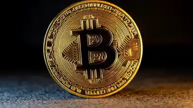 Altın Rekor Kırarken Bitcoin Düştü: ABD Tarifeleri Etkisi