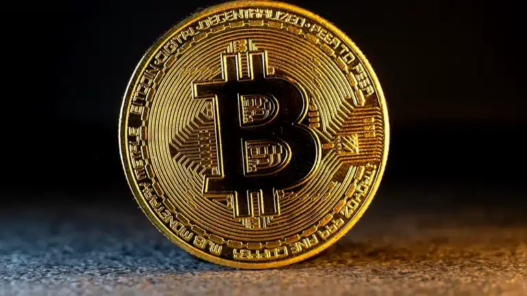 Altın Rekor Kırarken Bitcoin Düştü: ABD Tarifeleri Etkisi
